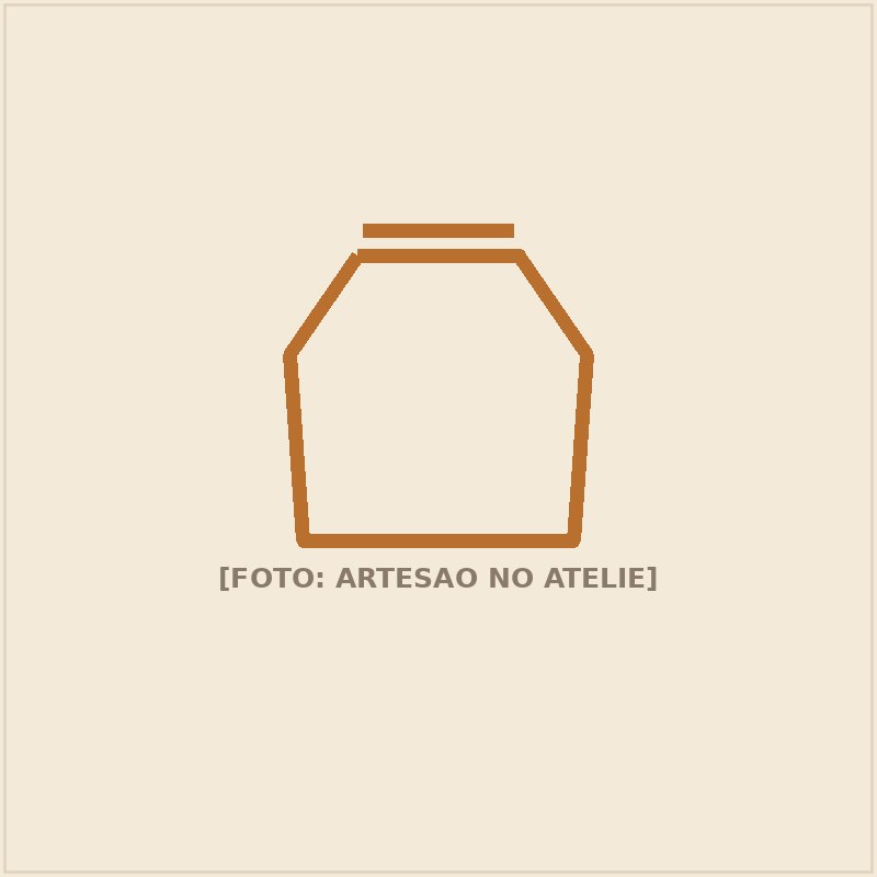 Artesão trabalhando no ateliê